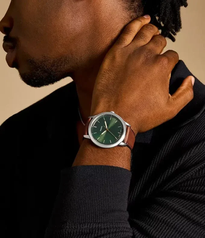 Reloj minimalista de tres agujas con correa de cuero marrón