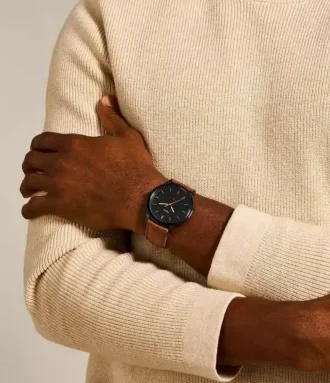 Reloj minimalista y fino de tres agujas con correa de cuero marrón claro
