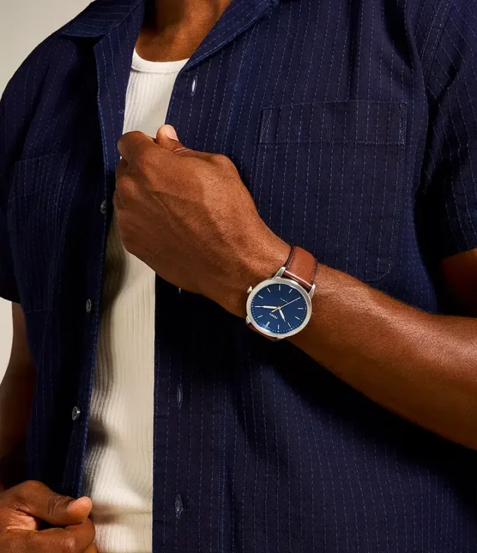 Reloj minimalista y fino de tres agujas con correa de cuero marrón claro