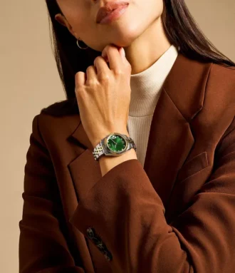 Reloj Scarlette de acero inoxidable bicolor con tres agujas y fecha