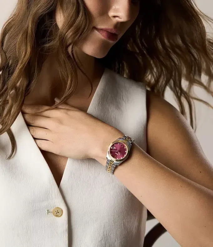 Reloj Scarlette de acero inoxidable bicolor con tres agujas y fecha Reloj Scarlette de acero inoxidable bicolor con tres agujas y fecha