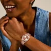 Reloj Scarlette de acero inoxidable en tono oro rosa con tres agujas y fecha Reloj Scarlette de acero inoxidable en tono oro rosa con tres agujas y fecha