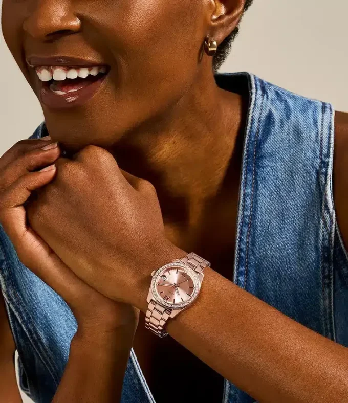 Reloj Scarlette de acero inoxidable en tono oro rosa con tres agujas y fecha Reloj Scarlette de acero inoxidable en tono oro rosa con tres agujas y fecha